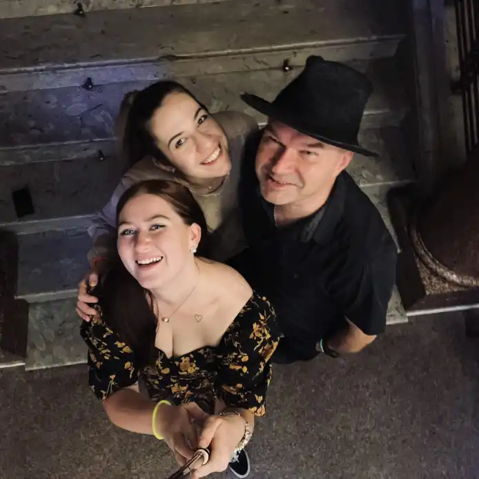 Kapela Falzet hraje živou hudbu na svatbě a plese